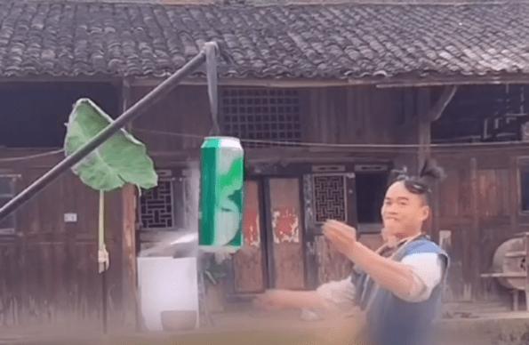 輸送帶定制廠(chǎng)家：小伙5米外飛撲克削開(kāi)易拉罐